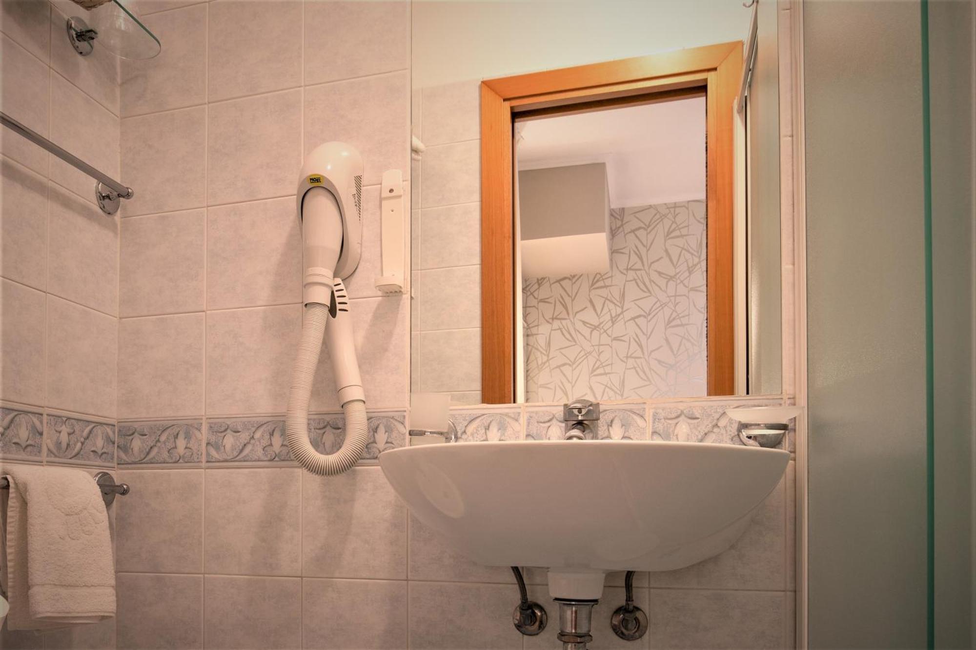 Hotel Ombretta Mare Римини Экстерьер фото