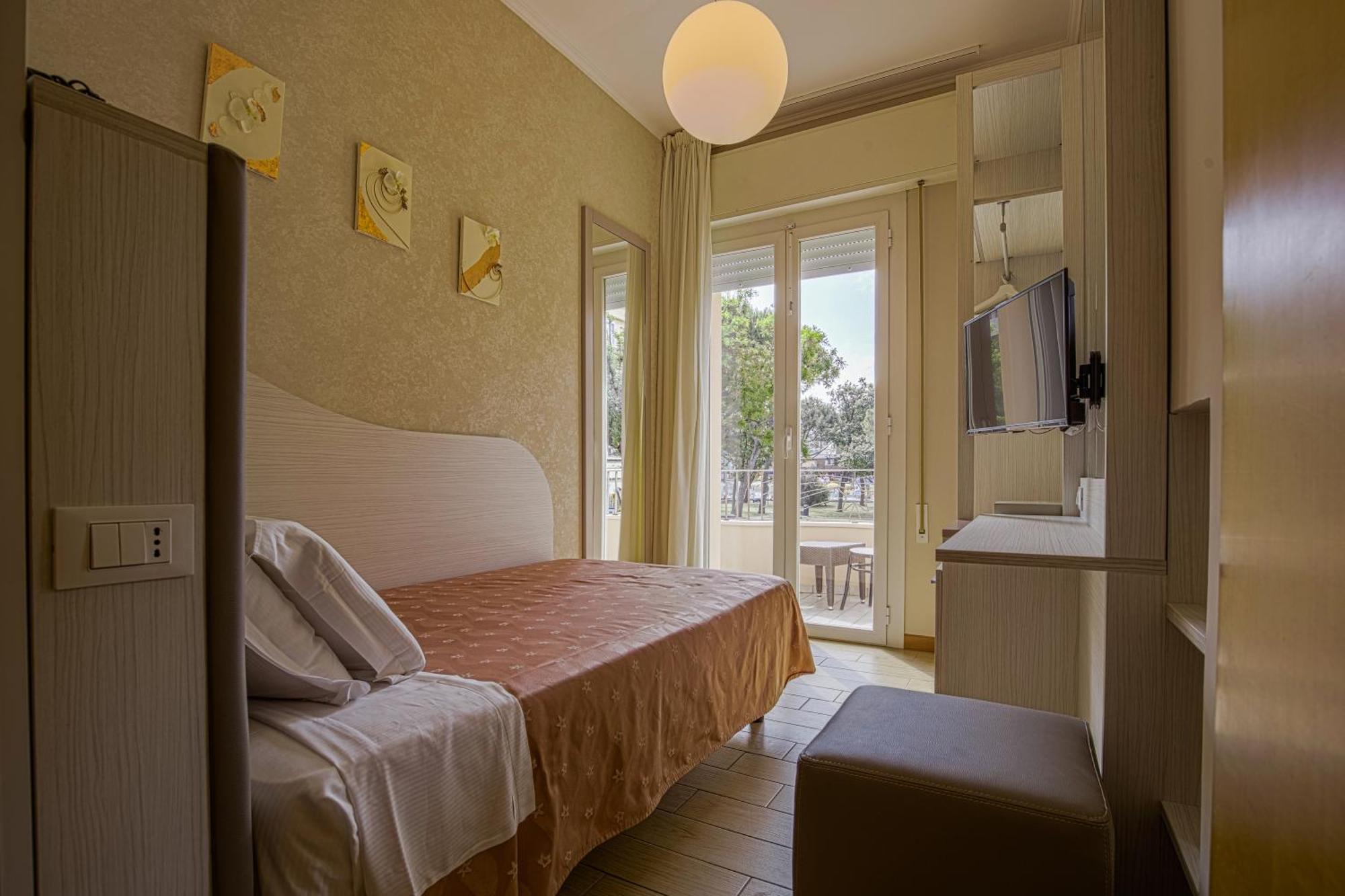 Hotel Ombretta Mare Римини Экстерьер фото
