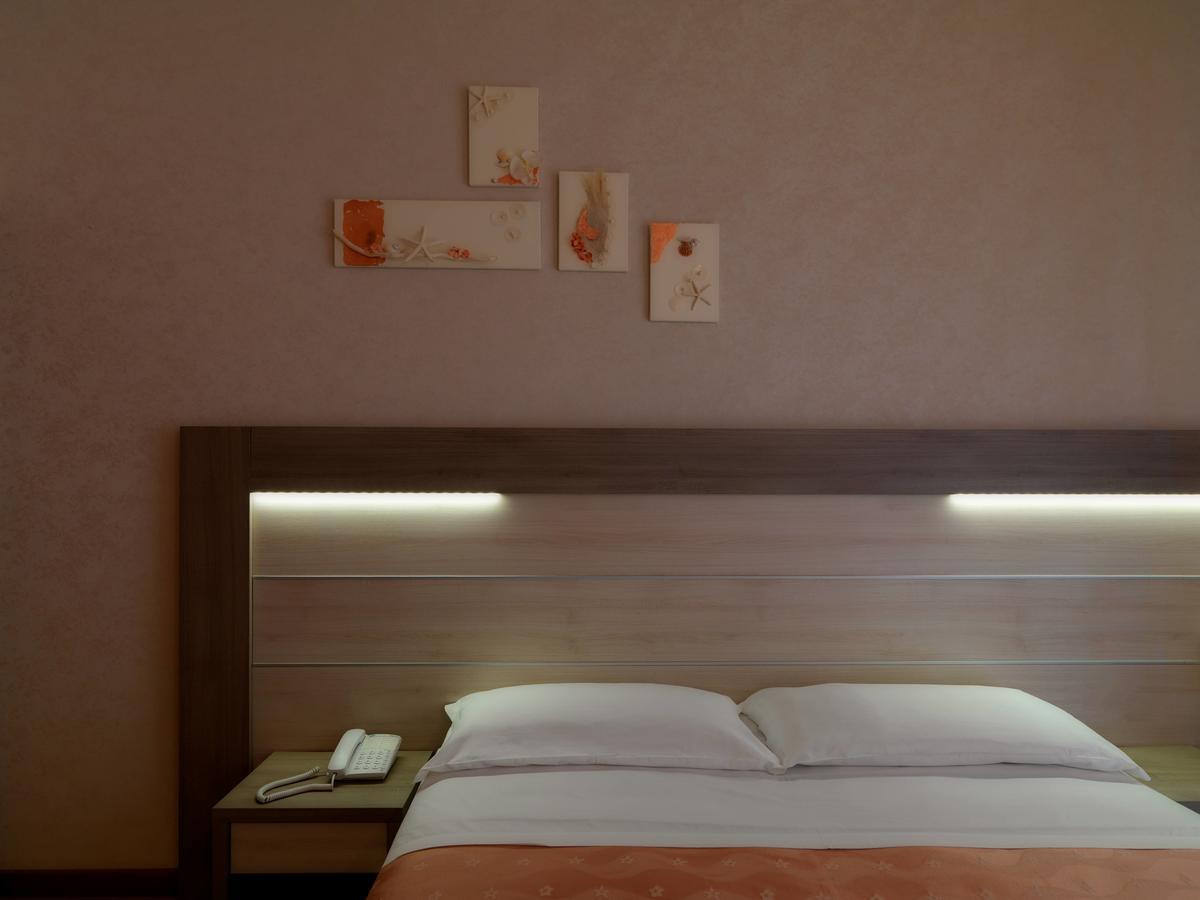 Hotel Ombretta Mare Римини Экстерьер фото