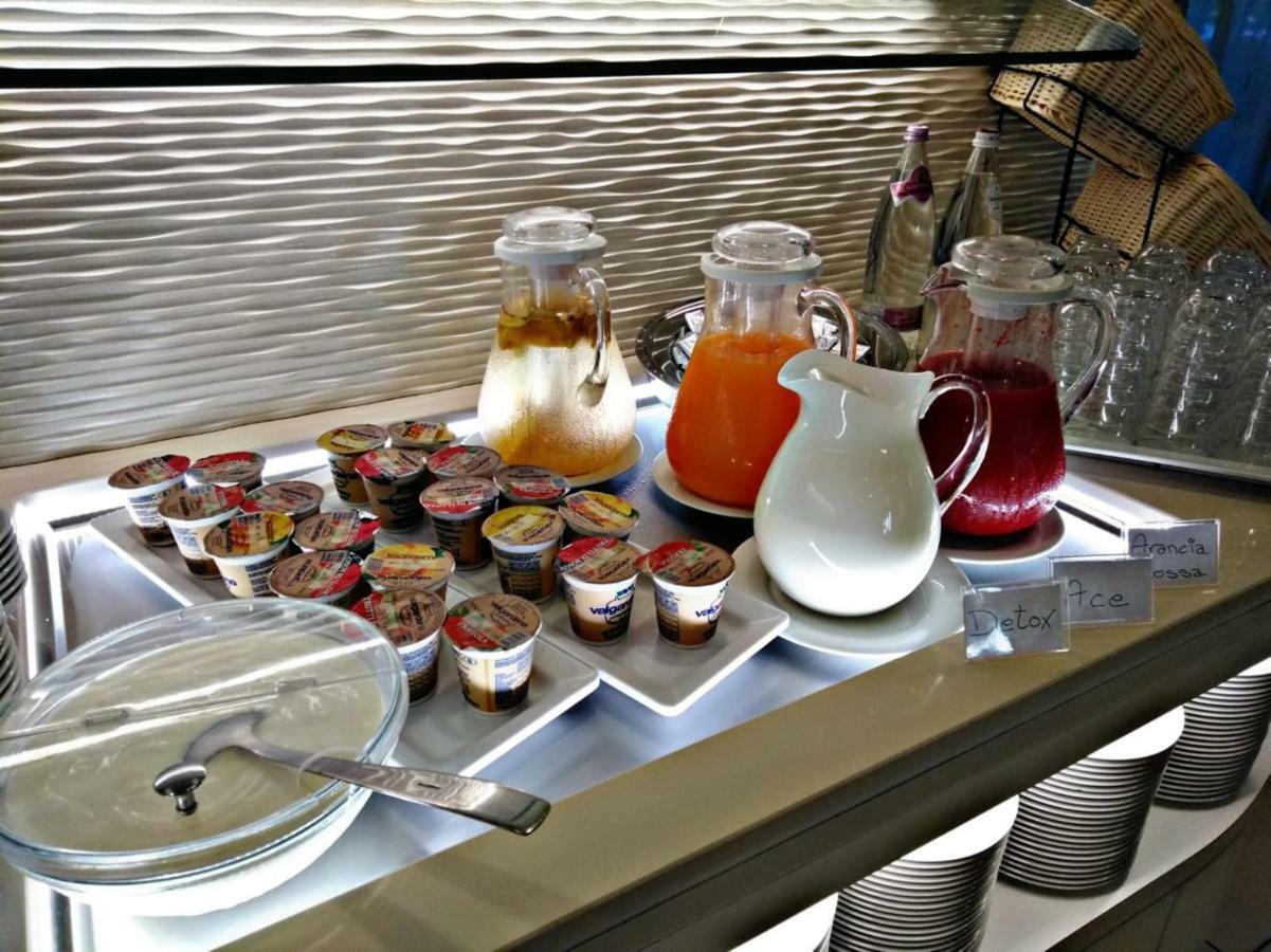 Hotel Ombretta Mare Римини Экстерьер фото